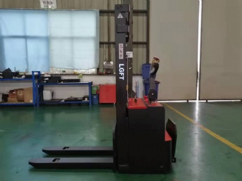 1.5 tons stand on electric stacker