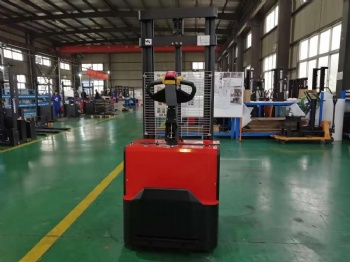 1.5 tons stand on electric stacker