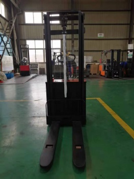 1.5 tons stand on electric stacker