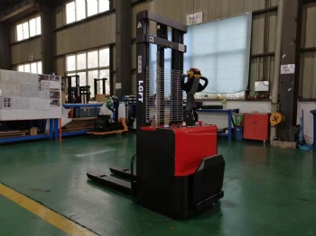 1.5 tons stand on electric stacker